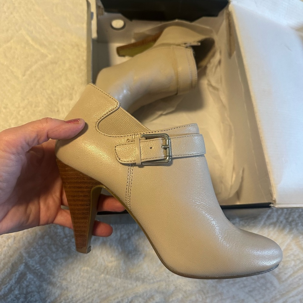 LIKE NEW 8 1/2 Elegant Cream Heeled Ankle Boots. Leather.